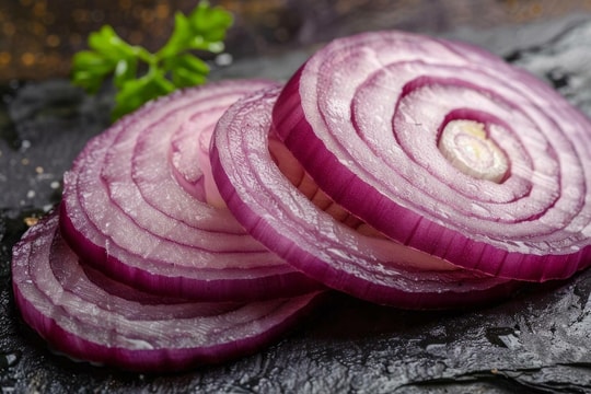 Đặt lát hành tây dưới lòng bàn chân có giúp trẻ hạ sốt?