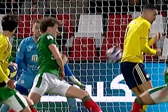 Ronaldo ghi bàn bằng lưng cho Al Nassr