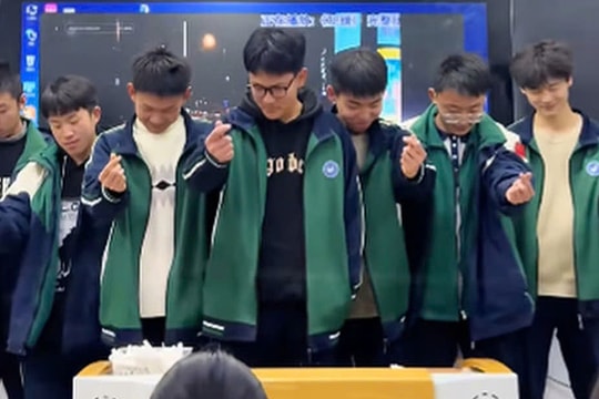 Hình phạt 'lạ' cho nam sinh đi muộn khiến triệu người thích thú