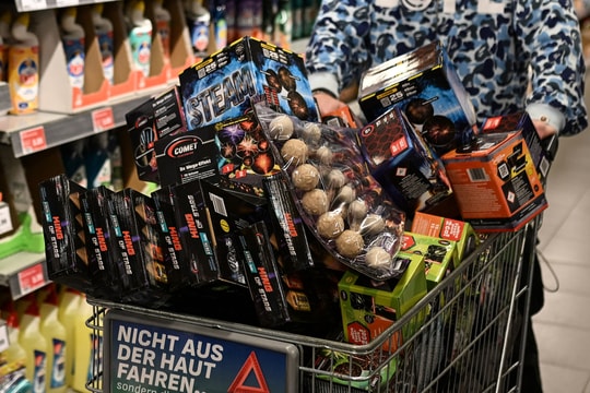 Pháo hoa đêm giao thừa thổi bùng tranh cãi ở Đức