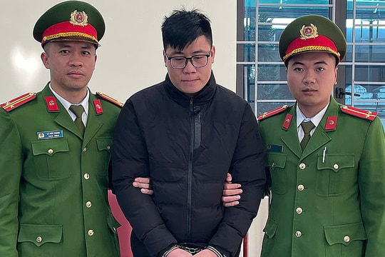 Nhân viên ngân hàng lừa khách ký khống để chiếm đoạt tiền