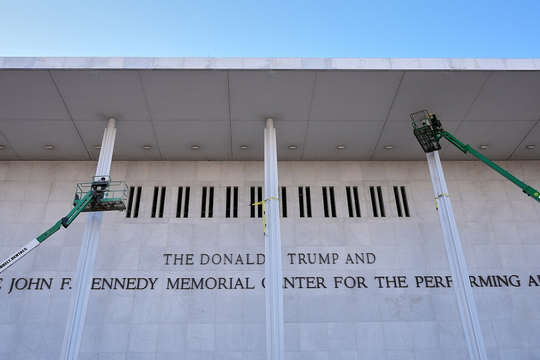 Loạt nghệ sĩ hủy show tại trung tâm mang tên ông Trump