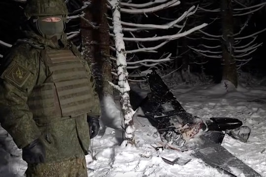 Nga công bố video xác UAV bị bắn rơi khi 'tập kích dinh thự ông Putin'