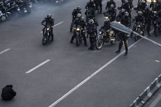 Giây phút người biểu tình Iran ngồi giữa đường chặn đoàn xe cảnh sát