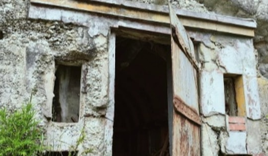 Mở cánh cửa gỗ bí ẩn trên vách đá, cảnh tượng bên trong gây xôn xao