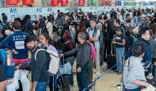 Sân bay Nội Bài tấp nập đón khách chiều cuối năm