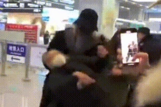 Nam ca sĩ túm tóc, vật ngã cô gái tại ga tàu