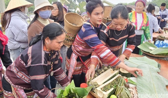 Mâm cỗ cuối năm thắt chặt tình đoàn kết các dân tộc