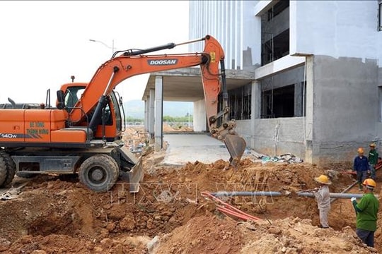 Ngày đầu năm mới rộn ràng trên các công trường trọng điểm