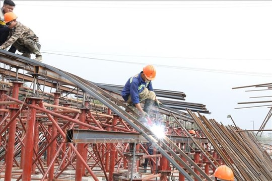 Các công trường rộn ràng ngày đầu năm mới