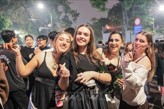 Người nước ngoài hào hứng đón năm mới 2026 tại Hà Nội