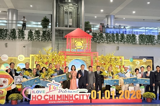 TP Hồ Chí Minh chào đón những vị khách quốc tế đầu tiên 'xông đất' đầu năm 2026