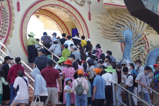 TP Hồ Chí Minh nhộn nhịp du khách ngày đầu nghỉ Tết Dương lịch