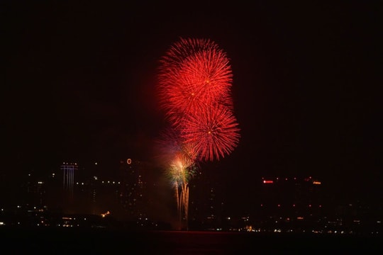 Thủ đô Hà Nội rộn ràng thời khắc chuyển sang năm mới 2026