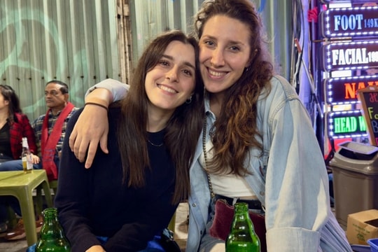 Khách Tây mặc áo dài, đội nón lá, nhảy cùng người Hà Nội đón năm mới