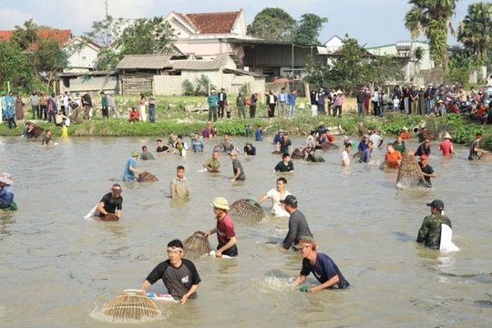 Hơn 100 người lội ao, quây bắt cá to nhận thưởng tiền triệu