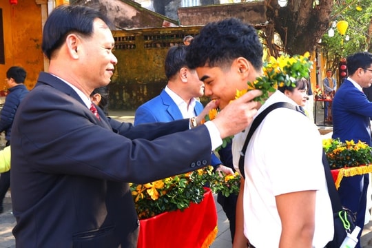 Đoàn khách Philippines “xông đất” phố cổ Hội An ngày đầu năm mới