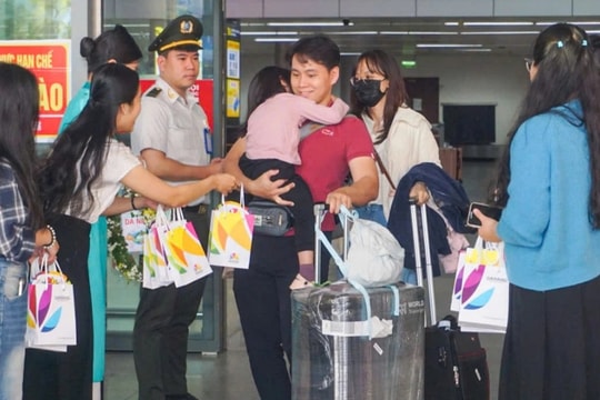 Hai sân bay Đà Nẵng đón hàng nghìn du khách trong ngày đầu năm mới