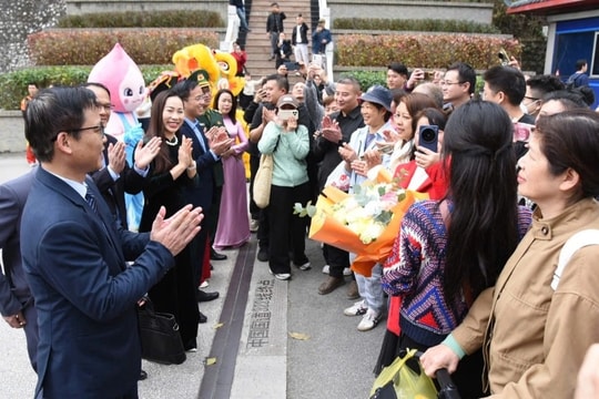 Lạng Sơn đón đoàn du khách quốc tế "xông đất" đầu tiên từ Trung Quốc