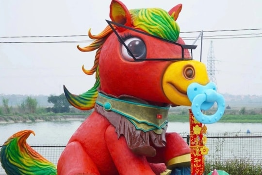 Linh vật ngựa nặng gần 6 tấn, tạo hình hài hước gây chú ý ở Bắc Ninh