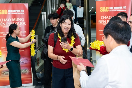 Hàng nghìn du khách quốc tế 'xông đất' Việt Nam ngày đầu năm