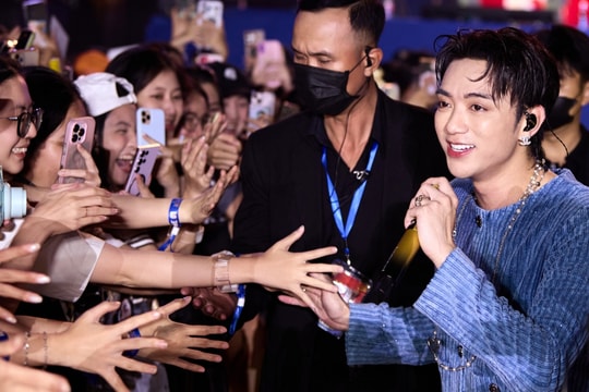 Khán giả hòa nhịp đón năm mới trên phố đi bộ Nguyễn Huệ