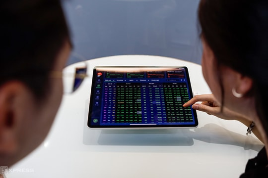 Tiền vào chứng khoán 'gập ghềnh' trong năm qua