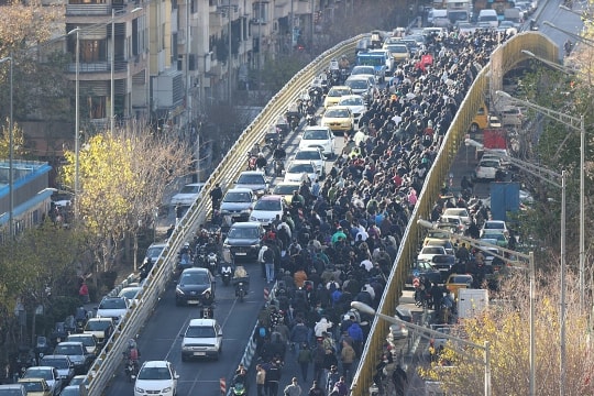 Khủng hoảng lạm phát bào mòn ví tiền người dân Iran