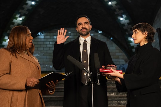 Thị trưởng New York tuyên thệ nhậm chức dưới ga tàu bỏ hoang