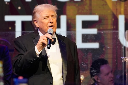 Ông Trump đón năm mới bằng buổi đấu giá từ thiện triệu USD