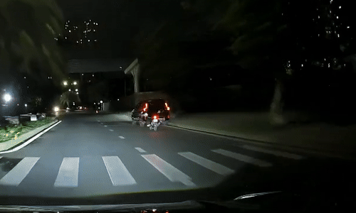 Người đi xe máy húc vào ôtô đang dừng bên đường