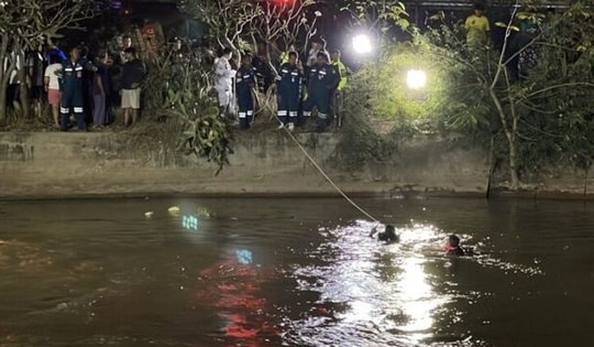 Xe bán tải mất lái lao xuống kênh nước, 6 người tử vong thương tâm