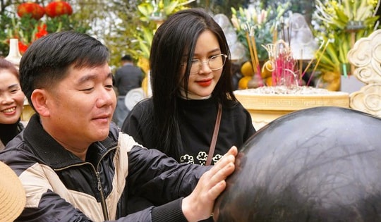 Du khách thi nhau bỏ tiền, xoa hòn đá trên đỉnh huyệt đạo thiêng núi Nưa