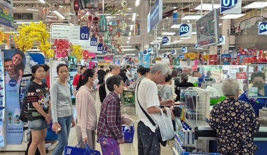Người dân TPHCM mua gì trong ngày đầu tiên của kỳ nghỉ Tết Dương lịch 2026?