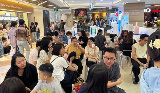 TPHCM: Các trung tâm thương mại "vỡ trận" trong ngày đầu năm mới