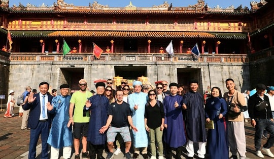 Du khách hào hứng tham quan di tích Huế, xem tái hiện lễ Ban sóc đầu năm mới