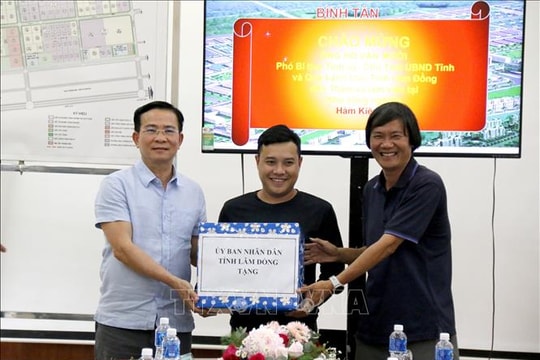 Thăm, tặng quà động viên người lao động trong các khu công nghiệp