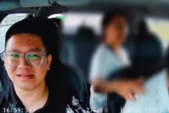 Tài xế khóc nghẹn khi khách dòi tịch thu điện thoại vì sợ… bắt cóc