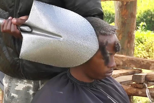 Thợ cắt tóc bằng xẻng và bàn là