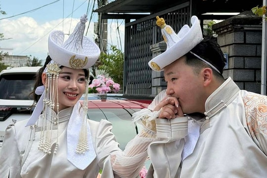 Trang phục chàng rể Mông Cổ gây chú ý ở lễ rước dâu Việt