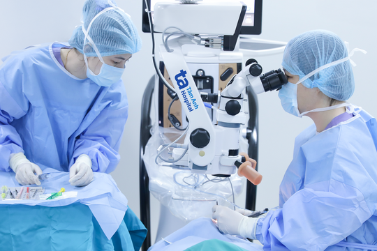 Cùng lúc đục thủy tinh thể, phù hoàng điểm