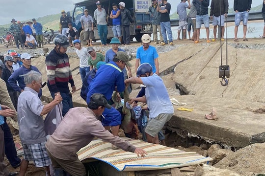 Sập bờ kè sông Ba ở Đăk Lăk, 4 người chết