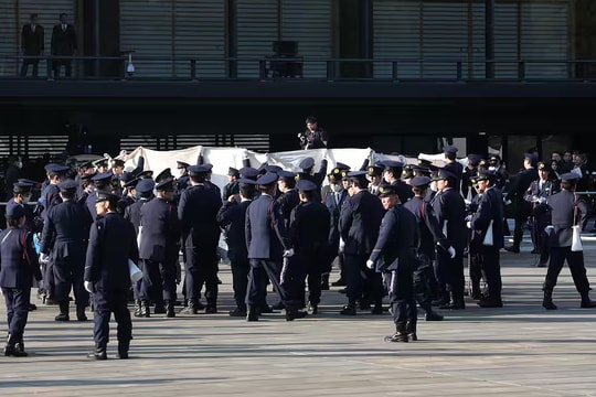 Người đàn ông khỏa thân gây rối trong lễ phát biểu của Nhật hoàng