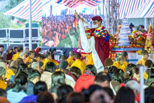 Hàng nghìn người dự lễ cầu siêu theo truyền thống Kim cương thừa