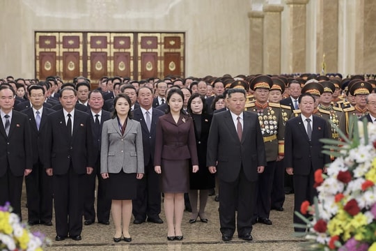 Con gái ông Kim Jong-un lần đầu thăm Điện Mặt trời Kumsusan