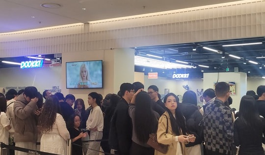 Trung tâm thương mại đông nghẹt, người dân phải xếp hàng dài