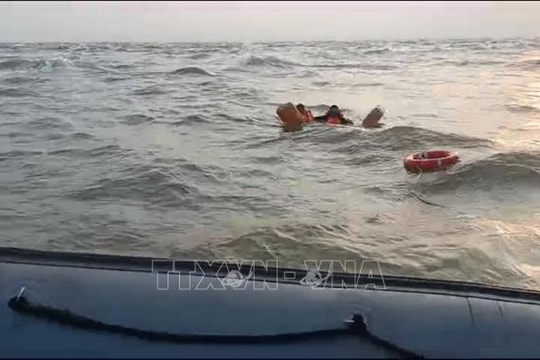 Tìm kiếm thuyền viên mất tích tại cửa biển La Gi