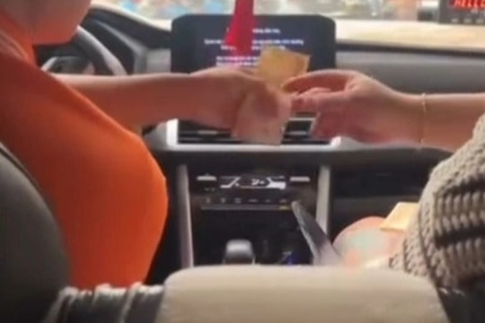 Tài xế taxi “biến” 200.000 đồng của du khách nước ngoài thành 10.000 đồng?