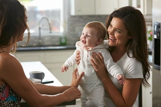 Cô bạn thân của chồng sinh con, tôi choáng váng khi thấy mặt đứa trẻ