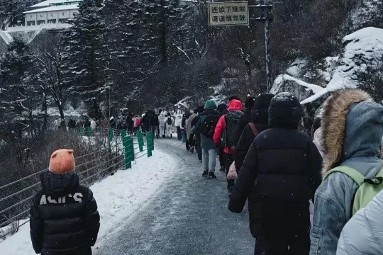 Hàng trăm du khách mắc kẹt trên đỉnh núi ở Trung Quốc